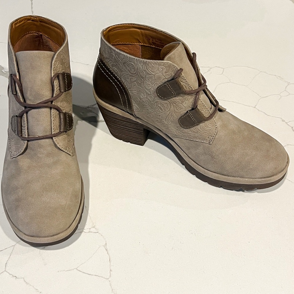 Eurosoft by Sofft Talen Tan and Brown Lace up Ankle Bootie Womens Sz 7.5
